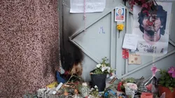 La quemadura de las velas dibujaron a Maradona en su vieja casa en Paternal