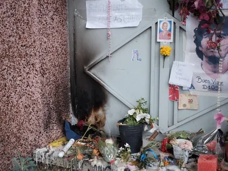 La quemadura de las velas dibujaron a Maradona en su vieja casa en Paternal