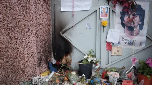 La quemadura de las velas dibujaron a Maradona en su vieja casa en Paternal