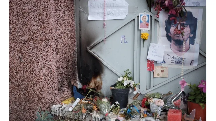 La quemadura de las velas dibujaron a Maradona en su vieja casa en Paternal