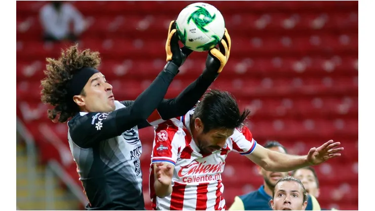 Guillermo Ochoa ante Chivas