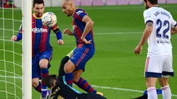 Messi casi la toca con la mano, pero terminó siendo gol de Braithwaite