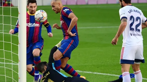 Messi casi la toca con la mano, pero terminó siendo gol de Braithwaite