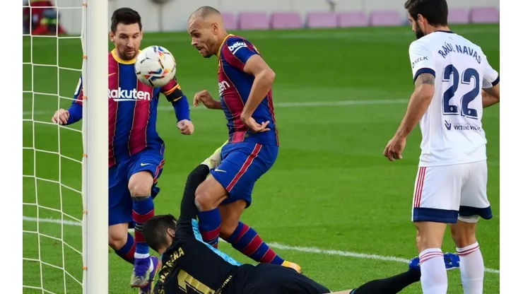 Messi casi la toca con la mano, pero terminó siendo gol de Braithwaite