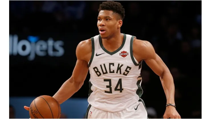 Giannis Antetokounmpo ante Brooklyn Nets