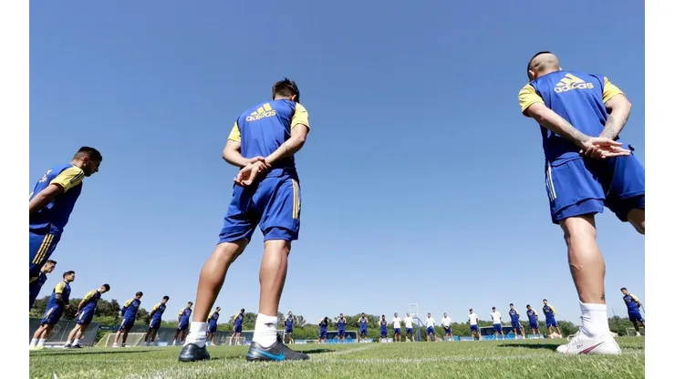 Foto de los jugadores de Boca en el minuto de silencio.