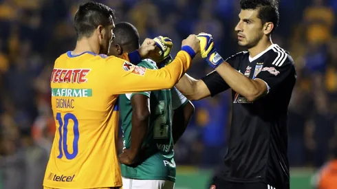 Gignac y Guzmán homenajearon a Maradona.