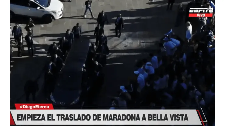 Foto de Diego Armando Maradona retirándose de Casa Rosada.