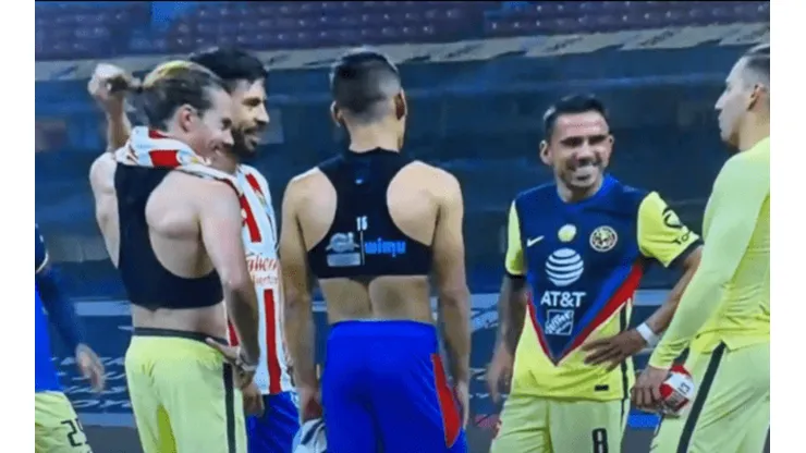 Intercambio de playeras en el Clásico Nacional