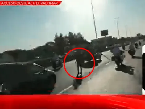 Video: el auto donde viajaba el cuerpo de Diego "gambeteó" a un hombre en la autopista