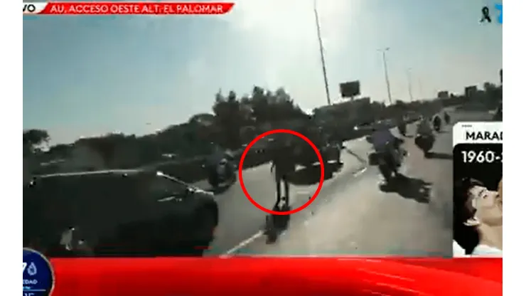 Video: el auto donde viajaba el cuerpo de Diego "gambeteó" a un hombre en la autopista
