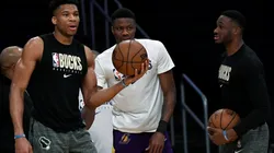 Antetokounmpo firma en Los Angeles Lakers