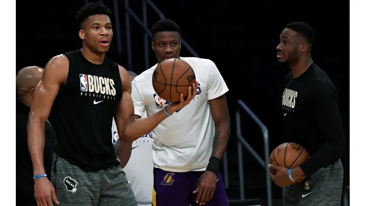 Antetokounmpo firma en Los Angeles Lakers