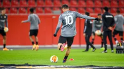 Alario salió a hacer la entrada en calor con la 10 de Maradona