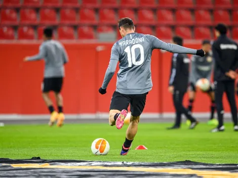 Alario salió a hacer la entrada en calor con la 10 de Maradona