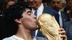 Maradona y su trofeo más soñado. Fuente: Getty