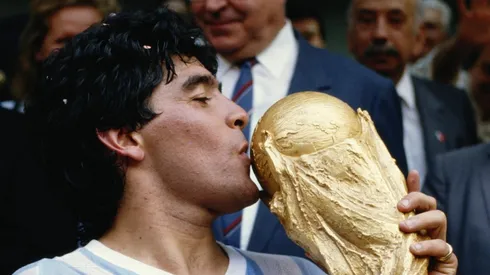 Maradona y su trofeo más soñado. Fuente: Getty