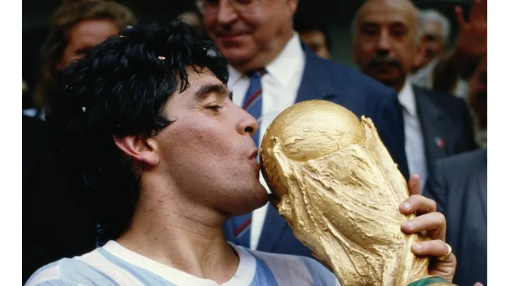 Maradona y su trofeo más soñado. Fuente: Getty
