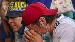 Dos hinchas lloran a Maradona en el Obelisco, ¿Locura y Cordura? (Foto: Getty).