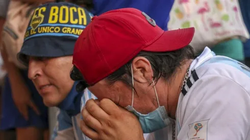 Dos hinchas lloran a Maradona en el Obelisco, ¿Locura y Cordura? (Foto: Getty).