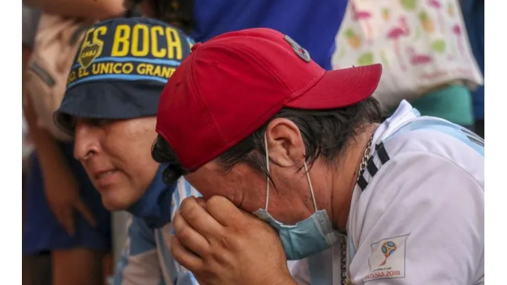 Dos hinchas lloran a Maradona en el Obelisco, ¿Locura y Cordura? (Foto: Getty).