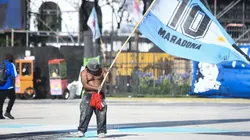 Foto de un hincha de Argentina flameando la bandera del Diego.