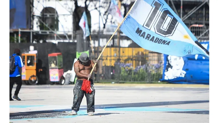 Foto de un hincha de Argentina flameando la bandera del Diego.