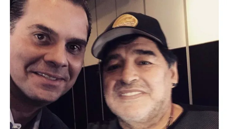 Christian Martinoli al lado de Diego Armando Maradona.