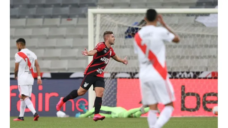 Athletico Paranaense golpeó primero: Bissoli puso el 1-0 de un golazo