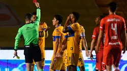 Hugo Ayala de Tigres fue expulsado por doble amarilla en el repechaje ante Toluca.