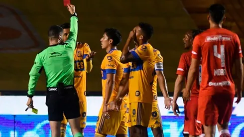 Hugo Ayala de Tigres fue expulsado por doble amarilla en el repechaje ante Toluca.