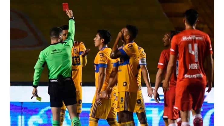Hugo Ayala de Tigres fue expulsado por doble amarilla en el repechaje ante Toluca.