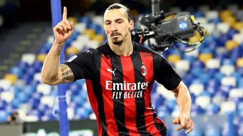 Zlatan apareció por el segundo palo y selló su doblete ante Napoli