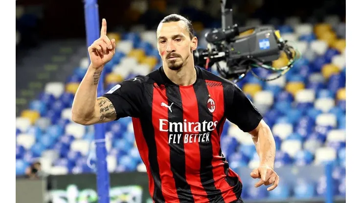 Zlatan apareció por el segundo palo y selló su doblete ante Napoli