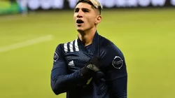 Alan Pulido celebró la clasificación desde la grada