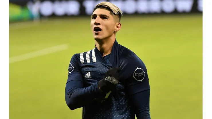 Alan Pulido celebró la clasificación desde la grada