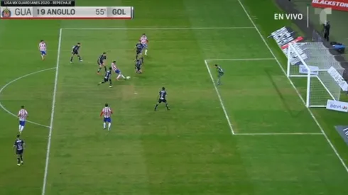 Gol de Jesús Angulo para Chivas.