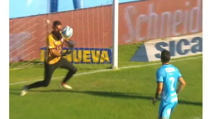 La pelota estaba viva: la única explicación al blooper del arquero de Arsenal