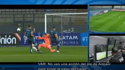 Video: el VAR quería cobrar penal de Armani, pero el árbitro dijo que no