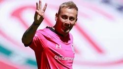 Rubens Sambueza le quitó presiones al árbitro