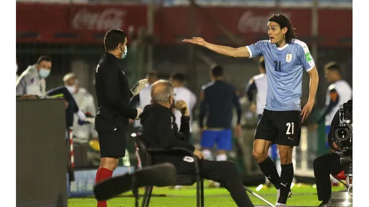 Cavani vio la roja y no jugará ante la Selección Argentina