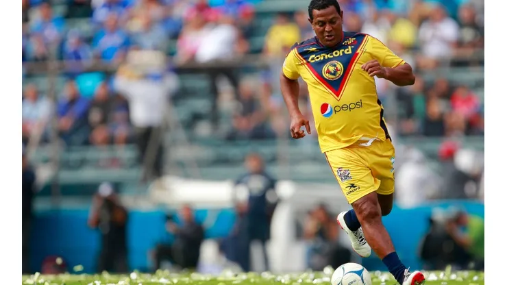 Carlos Santos cruzó a Mauricio Ymay y a Paco Gabriel de Anda.