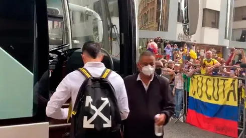 Apoyo masivo de hinchas colombianos en Quito en el hotel de la Selección