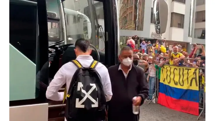 Apoyo masivo de hinchas colombianos en Quito en el hotel de la Selección