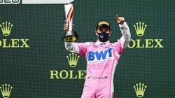 Checo Pérez celebra en el podio del Gran Premio de Turquía