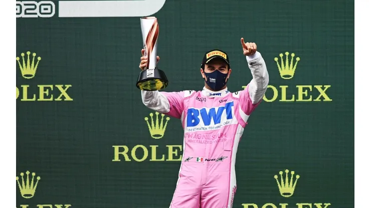 Checo Pérez celebra en el podio del Gran Premio de Turquía