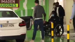 Qué fuerte: Ansu Fati salió en silla de ruedas del hospital