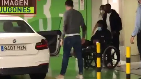 Qué fuerte: Ansu Fati salió en silla de ruedas del hospital