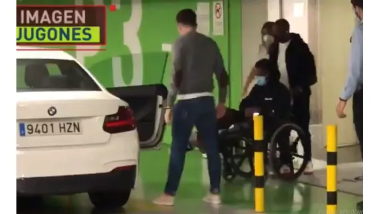 Qué fuerte: Ansu Fati salió en silla de ruedas del hospital