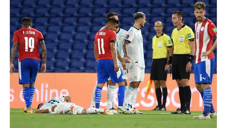 Foto de Exequiel Palacios, retirándose del estadio.